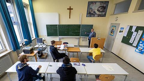 Albert Bauer, Schulleiter der Spätberufenenschule Fockenfeld, unterrichtet Schüler im Klassenzimmer. Foto: Armin Weigel/dpa