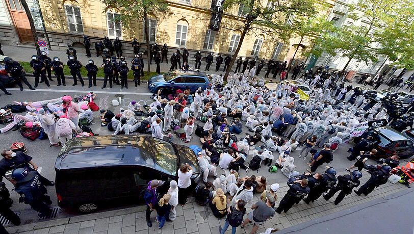Demonstranten haben sich in der Karlstraße versammelt – gut bewacht von der Polizei. Demonstranten haben sich in der Karlstraße versammelt – gut bewacht von der Polizei.