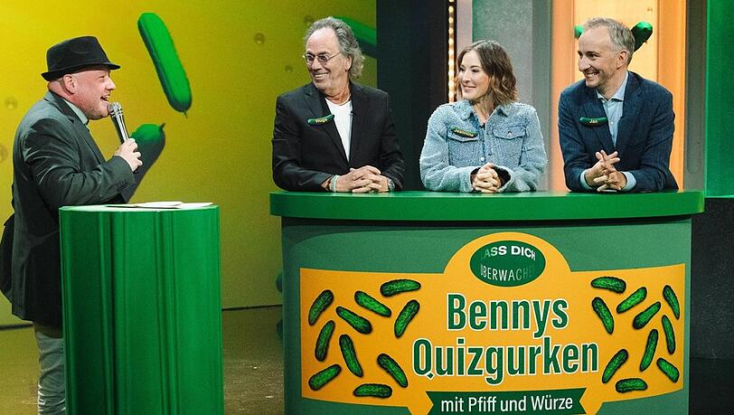"Lass dich überwachen!" mit (v.l.): Kandidat Benny, Hugo Egon Balder, Jeannine Michaelsen und Gastgeber Jan Böhmermann.