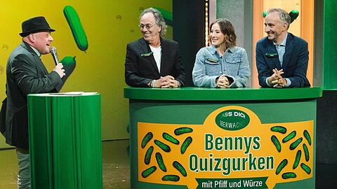 "Lass dich überwachen!" mit (v.l.): Kandidat Benny, Hugo Egon Balder, Jeannine Michaelsen und Gastgeber Jan Böhmermann.