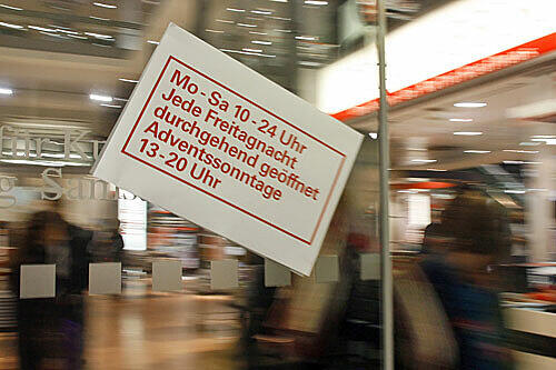 Öffnungszeiten, die sich viele Münchner wohl auch wünschen würden, verspricht dieses Schild an einem Berliner Kaufhaus