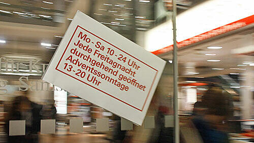 Öffnungszeiten, die sich viele Münchner wohl auch wünschen würden, verspricht dieses Schild an einem Berliner Kaufhaus