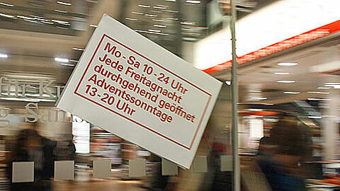 Öffnungszeiten, die sich viele Münchner wohl auch wünschen würden, verspricht dieses Schild an einem Berliner Kaufhaus