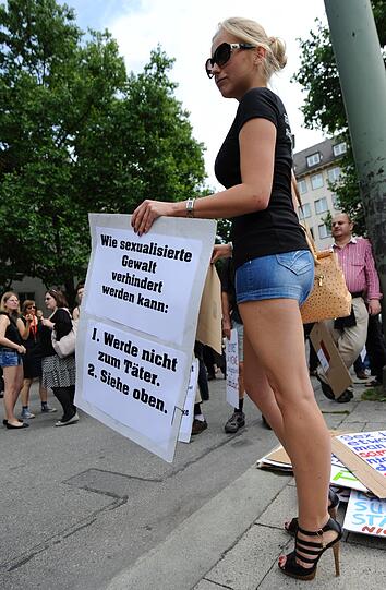 In Miniröcken und mit Plakaten: In München demonstrierten Frauen auf dem so genannten Schlampenmarsch