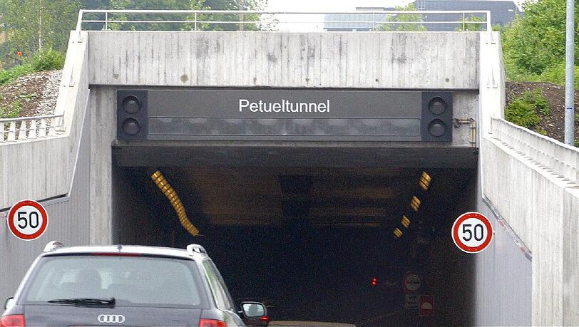 Wird in Sachen Sicherheit aufgerüstet – auch mit einer Radaranlage: Der 2002 eröffnete Petueltunnel. Wird in Sachen Sicherheit aufgerüstet – auch mit einer Radaranlage: Der 2002 eröffnete Petueltunnel.
