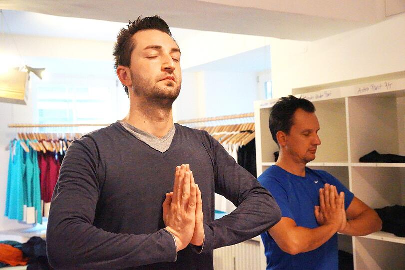 AZ-Reporter Matthias Eicher beim Yoga.