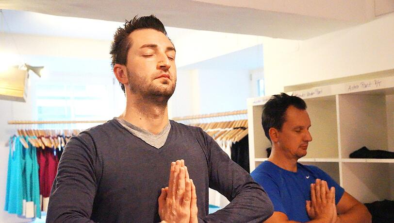 AZ-Reporter Matthias Eicher beim Yoga. AZ-Reporter Matthias Eicher beim Yoga.