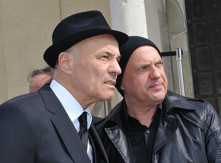 Die Schauspieler Uwe Ochsenknecht (r) und Heiner Lauterbach waren ebenfalls bei der Trauerfeier.