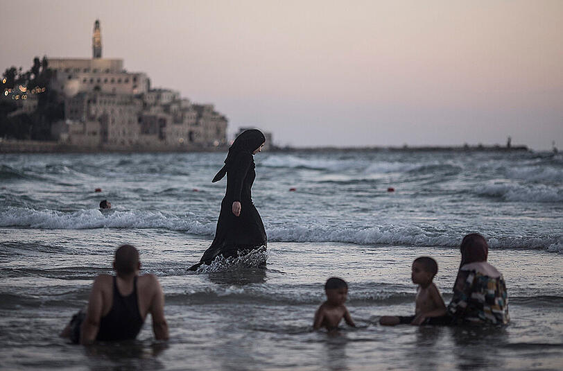 In rund 30 französischen Kommunen sind Burkinis am Strand verboten worden.