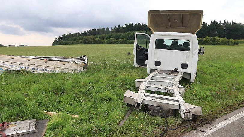 Bei dem schweren Unfall mit einem Golf wurde der Sprinter in mehrere Teile gerissen.