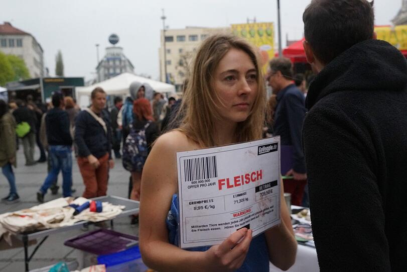 Die Bilder vom Nackt-Protest am Stachus.