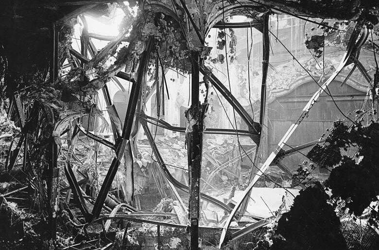 Mai 1945: Die Stadt (hier: das Deutsche Theater) liegt in Trümmern, der Krieg ist aus. Die &bdquo;Stunde Null&ldquo;?