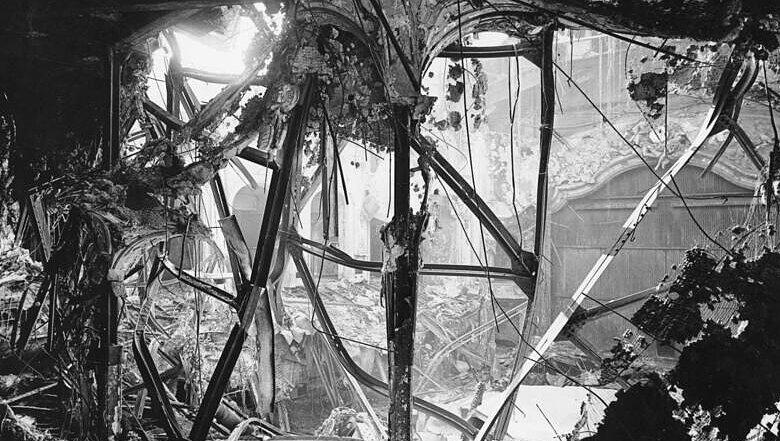 Mai 1945: Die Stadt (hier: das Deutsche Theater) liegt in Trümmern, der Krieg ist aus. Die „Stunde Null“? Mai 1945: Die Stadt (hier: das Deutsche Theater) liegt in Trümmern, der Krieg ist aus. Die „Stunde Null“?
