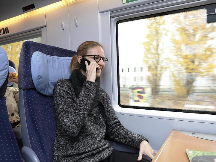 Die Bahn experimentiert derzeit mit neuartigen Fenstern für einen besseren Handyempfang.