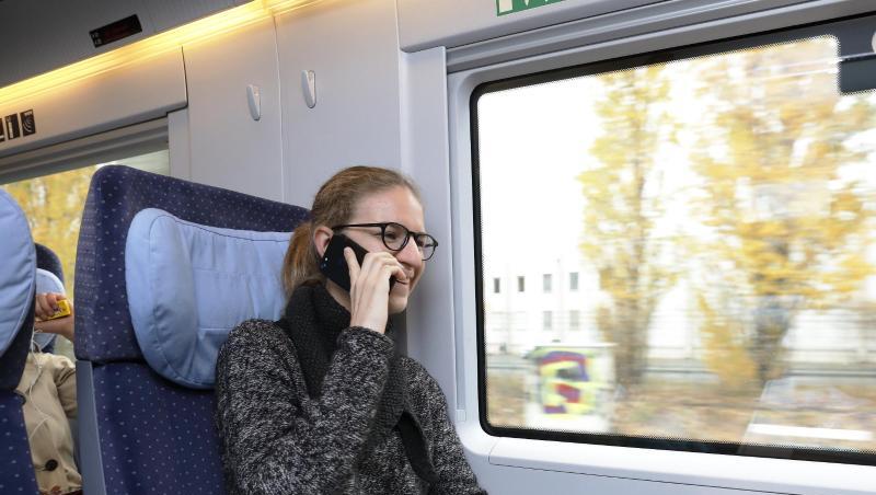 Die Bahn experimentiert derzeit mit neuartigen Fenstern für einen besseren Handyempfang. Die Bahn experimentiert derzeit mit neuartigen Fenstern für einen besseren Handyempfang.