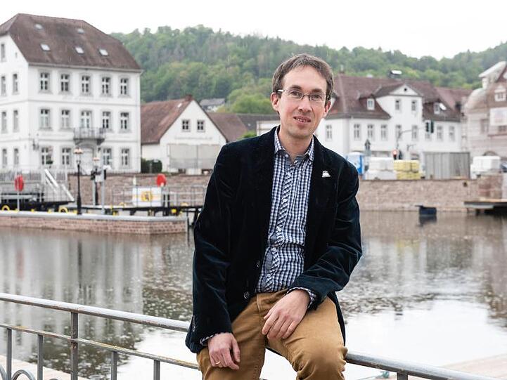 Marcus Dittrich (parteilos), Bürgermeister von Bad Karlshafen, lehnt an einem Geländer vor der Schleuse im Hafenbecken. Foto: Swen Pförtner/dpa/Archivbild