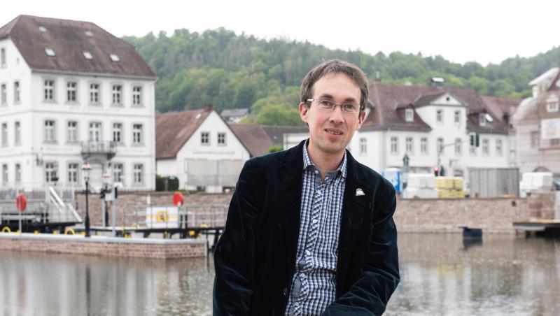 Marcus Dittrich (parteilos), Bürgermeister von Bad Karlshafen, lehnt an einem Geländer vor der Schleuse im Hafenbecken. Foto: Swen Pförtner/dpa/Archivbild Marcus Dittrich (parteilos), Bürgermeister von Bad Karlshafen, lehnt an einem Geländer vor der Schleuse im Hafenbecken. Foto: Swen Pförtner/dpa/Archivbild