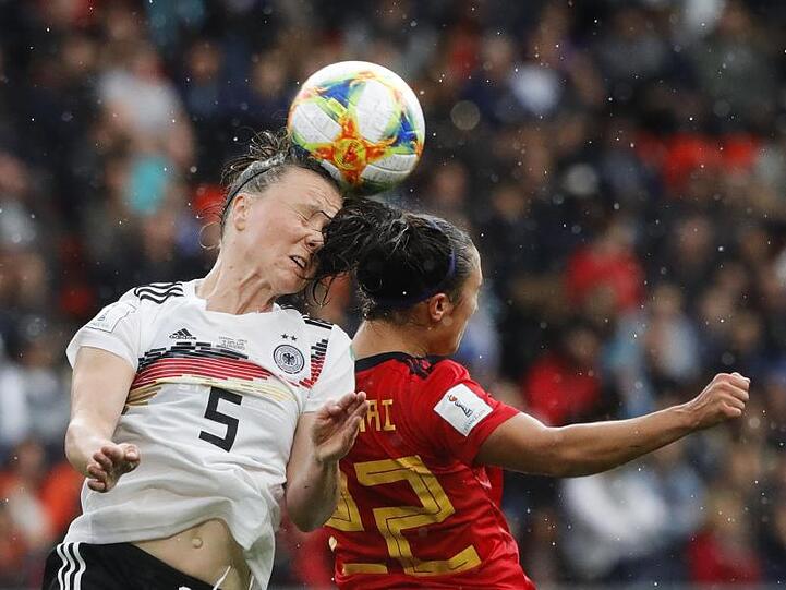Kopfballduell zwischen Deutschlands Marina Hegering (l) und der Spanierin Nahikari Garcia.