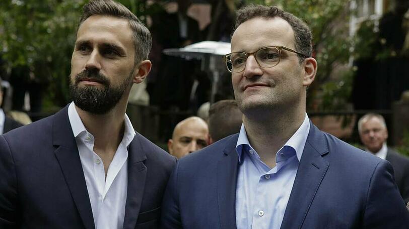 Jens Spahn (r.) und Daniel Funke wurden positiv auf Corona getestet.