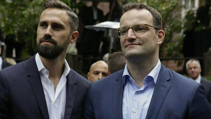 Jens Spahn (r.) und Daniel Funke wurden positiv auf Corona getestet.