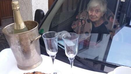 Zum Aufwärmen schnell ins Auto: Jubilarin Martha Hennig-Komeyer (95). Zum Aufwärmen schnell ins Auto: Jubilarin Martha Hennig-Komeyer (95).