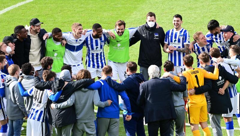 Das Team von Hertha BSC bildet nach dem geschafften Ligaverbleib einen Kreis. Das Team von Hertha BSC bildet nach dem geschafften Ligaverbleib einen Kreis.