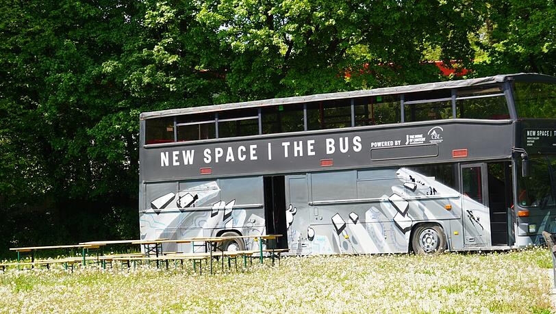 Wer noch einen witzigen Ort für den nächsten Kindergeburtstag sucht: Hier bitteschön - genau dafür ist dieser umgebaute Reisebus gedacht. Wer noch einen witzigen Ort für den nächsten Kindergeburtstag sucht: Hier bitteschön - genau dafür ist dieser umgebaute Reisebus gedacht.