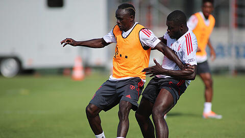 Kampf um jeden Ball im ersten Training: Sadio Mané (links) schirmt den Ball gegen Dayot Upamecano ab.