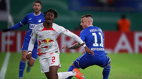 Leipzigs Mohamed Simakan wird von Hoffenheims Angelino (r) gefoult.