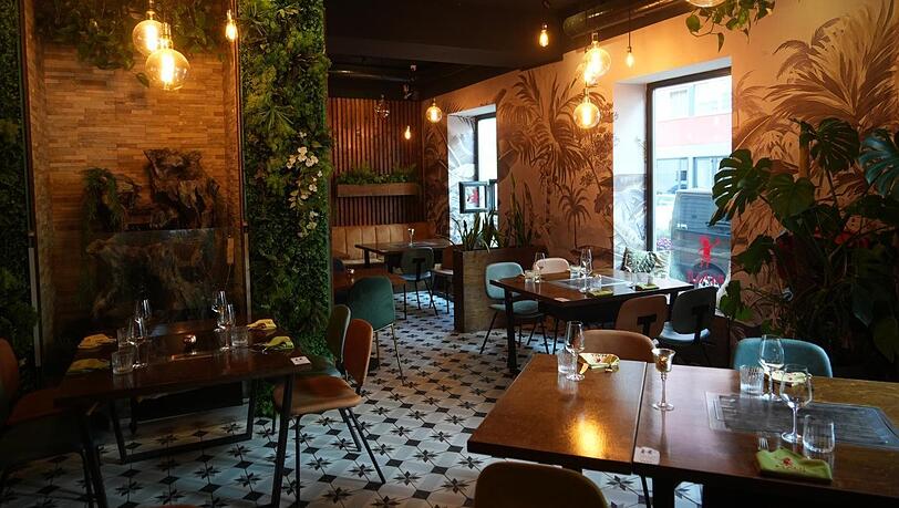 Im Maui hängen echte Pflanzen von der Decke, das Ambiente ist eher elegant. Ähnlich wie im zweiten Maui in der Nymphenburger Straße.