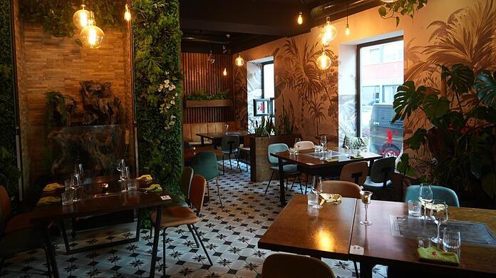 Im Maui hängen echte Pflanzen von der Decke, das Ambiente ist eher elegant. Ähnlich wie im zweiten Maui in der Nymphenburger Straße.