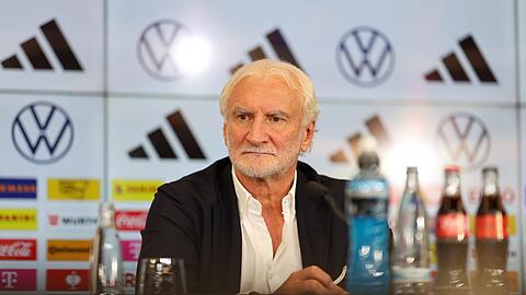 DFB-Sportdirektor Rudi Völler gibt zu, dass sein Job als Interims-Teamchef anstrengend war.