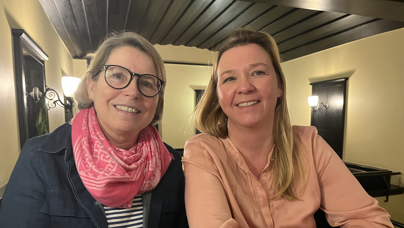 Elke Tietz (l.) und Mandy Splettstößer sind beide im Vorstand des Vereins "Köln Münchner Karnevalsverein superjeile Zick".