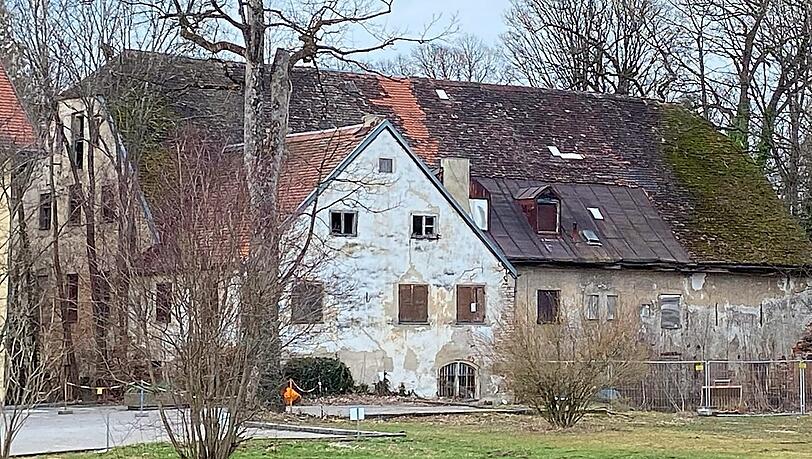 Ein sehr altes Baudenkmal im Würmtal: die alte Schlosswirtschaft von 1425 in der Pasinger Straße 4 in Planegg. Ein sehr altes Baudenkmal im Würmtal: die alte Schlosswirtschaft von 1425 in der Pasinger Straße 4 in Planegg.