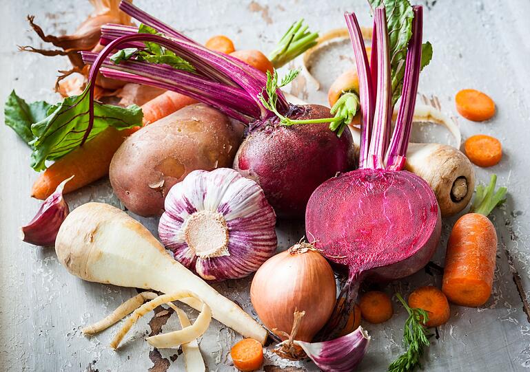 Wurzelgem&uuml;se steckt voller wichtiger N&auml;hrstoffe wie Vitamin C, E, K und B-Vitaminen sowie Mineralstoffen wie Kalium, Kalzium und Eisen, besonders in Karotten und Roter Bete. Gem&uuml;se aus regionalem Bio-Anbau k&ouml;nnen Sie gut lagern und &uuml;ber den ganzen Winter nutzen. Es ist vielseitig in der K&uuml;che einsetzbar - als Ofengem&uuml;se, in Suppen, Salaten, als Beilage oder eingemacht.