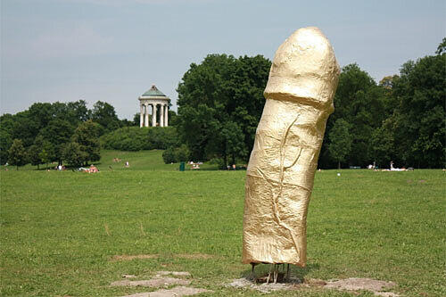 Mit einer leichten Neigung nach Osten ragt die goldene Phallus-Skulptur in den Münchner Himmel.