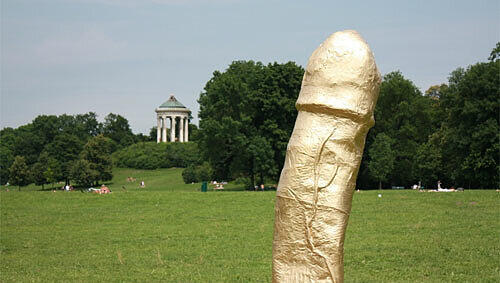Mit einer leichten Neigung nach Osten ragt die goldene Phallus-Skulptur in den Münchner Himmel. Mit einer leichten Neigung nach Osten ragt die goldene Phallus-Skulptur in den Münchner Himmel.
