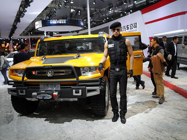 Der Quotenmann steht am Stand des Hummer-Aufkäufer Dongfeng.