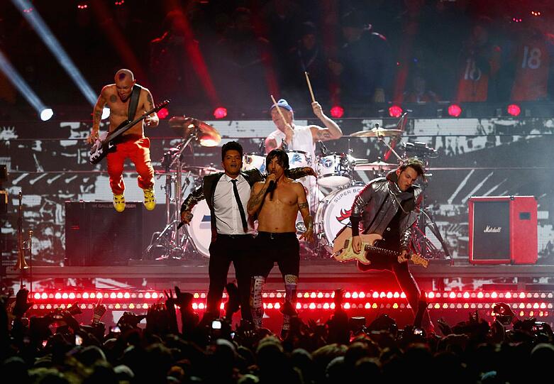 In der legendären Pepsi-Halbzeitshow standen Bruno Mars und die Red Hot Chili Peppers auf der Bühne!