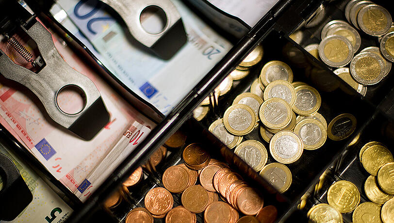 Es wird derzeit Geld für den Konsum ausgegeben. Die Kassen klingeln. Es wird derzeit Geld für den Konsum ausgegeben. Die Kassen klingeln.