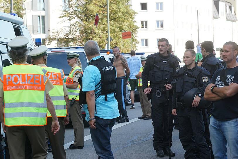 Polizeieinsatz in der Martin-Luther-Straße nach dem Amateur-Derby. Löwen-Ultras hatten randaliert und sich anschließend in einer Kneipe verschanzt. Die Bilder.