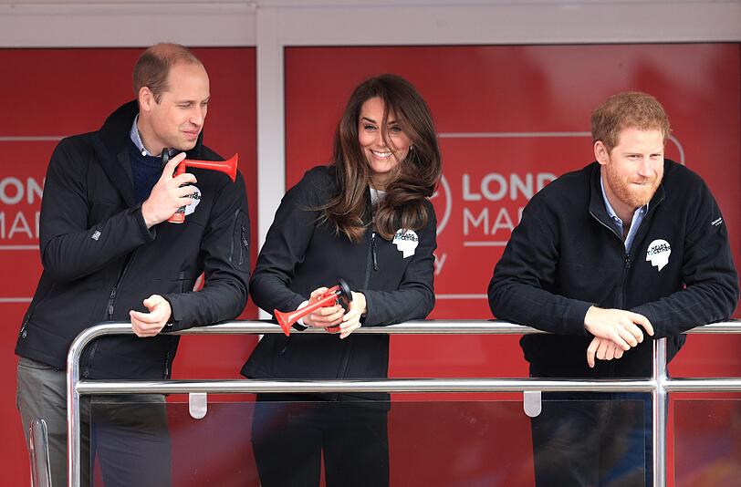 Prinz William, seine Frau, Herzogin Kate, und Prinz Harry verfolgen als Besucher den Start.