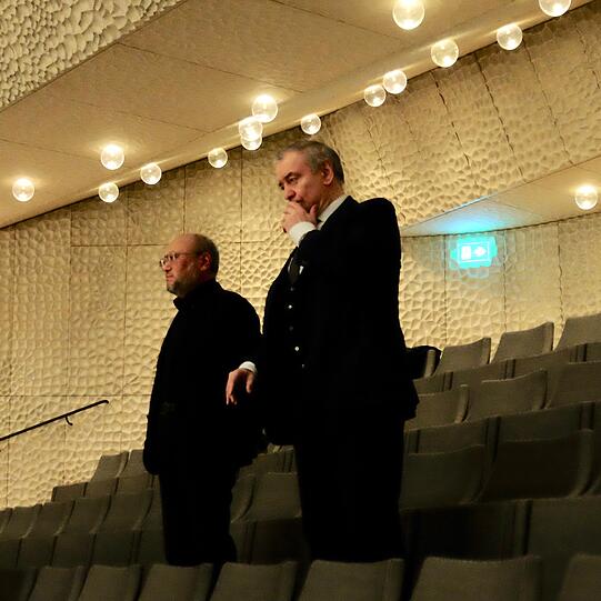 Der Starakustiker Toyota und Dirigent Valery Gergiev bei einer Klangprobe im Saal.