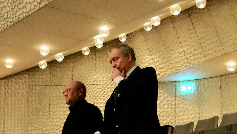 Der Starakustiker Toyota und Dirigent Valery Gergiev bei einer Klangprobe im Saal. Der Starakustiker Toyota und Dirigent Valery Gergiev bei einer Klangprobe im Saal.