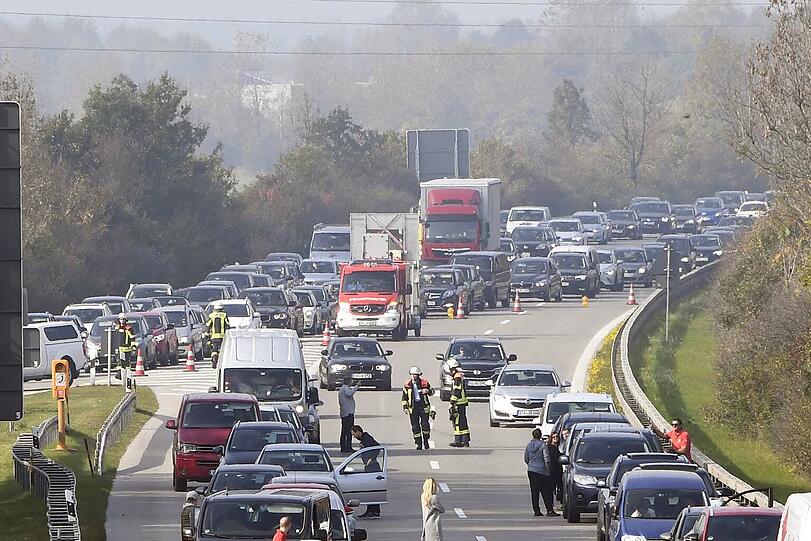 Ein kilometerlanger Stau auf der A995 war die Folge.