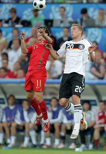 Podolski (r.) beim 3:2 gegen die Portugiesen im EM-Viertelfinale.