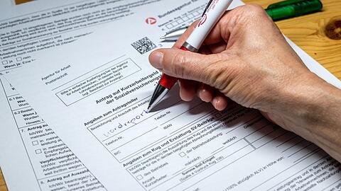 Mit Kurzarbeit will der Gesetzgeber verhindern, dass Arbeitnehmern sofort die Entlassung droht, wenn ihr Betrieb wirtschaftlich in Schwierigkeiten gerät.