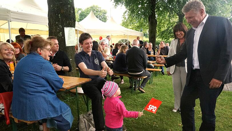 Kinder an die Macht: Dieter Reiter und junger SPD-Fan in Moosach. Kinder an die Macht: Dieter Reiter und junger SPD-Fan in Moosach.