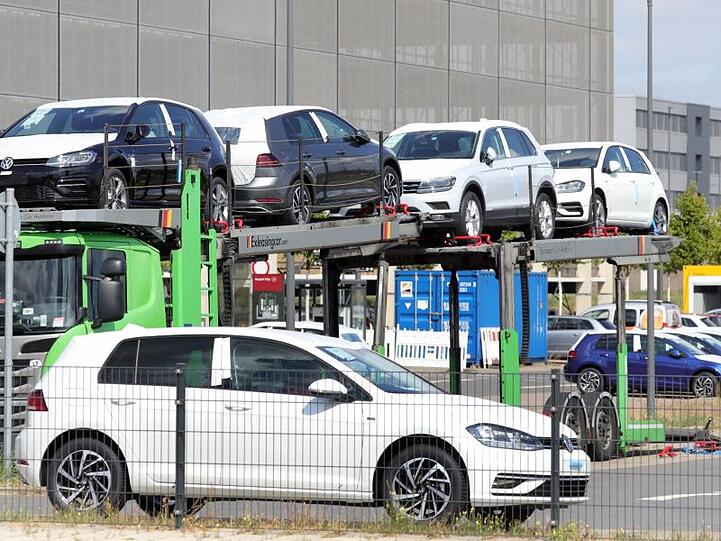 Nicht zugelassene Volkswagen werden auf einem Parkplatz entladen und geparkt.