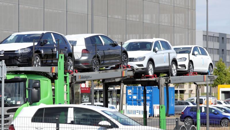 Nicht zugelassene Volkswagen werden auf einem Parkplatz entladen und geparkt. Nicht zugelassene Volkswagen werden auf einem Parkplatz entladen und geparkt.